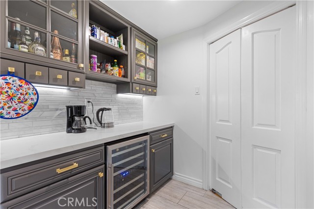 13405 Tiara Street, Valley Glen CA: https://media.crmls.org/medias/e03b8f59-6645-41a0-908b-c8368735034d.jpg