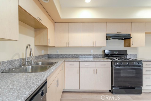 Detail Gallery Image 8 of 17 For 1466 Tamarind Ave #104,  Los Angeles,  CA 90028 - 2 Beds | 2 Baths