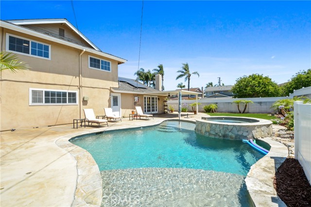 16091 Gold Circle, Huntington Beach CA: https://media.crmls.org/medias/e0407af9-a966-4049-931b-3ca65c5dcb63.jpg