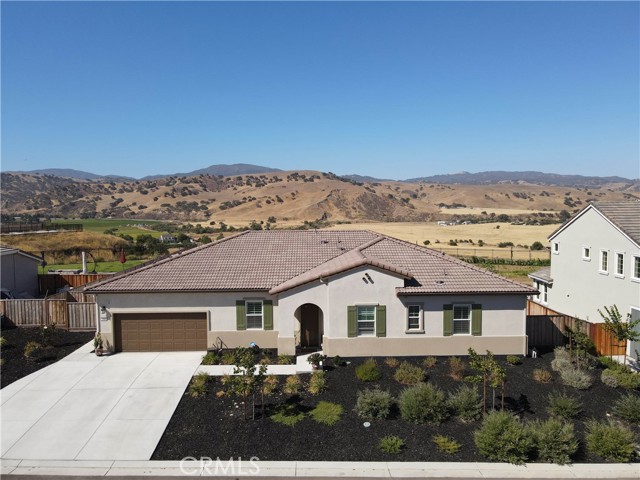 208 Luna Way, Hollister CA: https://media.crmls.org/medias/e0408cc2-3c4f-4d72-8201-f4a2b6504c04.jpg