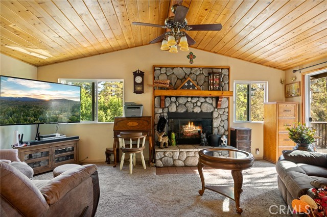 22864 Alder Lane, Crestline CA: https://media.crmls.org/medias/e040a478-64ca-491a-aa9c-0c7c8facb693.jpg