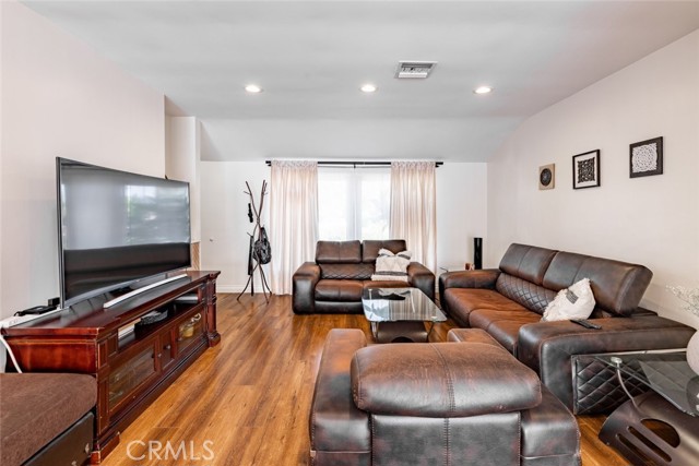 5805 Bucknell Avenue, Valley Village CA: https://media.crmls.org/medias/e0410164-9313-4ded-a301-0a41cf219d5e.jpg