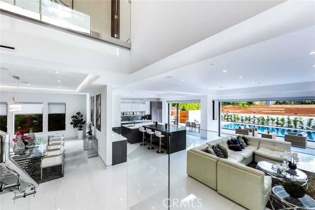 12732 Hortense Street, Studio City CA: https://media.crmls.org/medias/e0461c8d-5c63-47c5-9edf-675d7010b27f.jpg