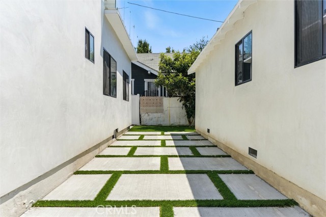 1170 Wilton, Hollywood CA: https://media.crmls.org/medias/e04bbfc9-952e-4a79-b532-dfed226501bd.jpg