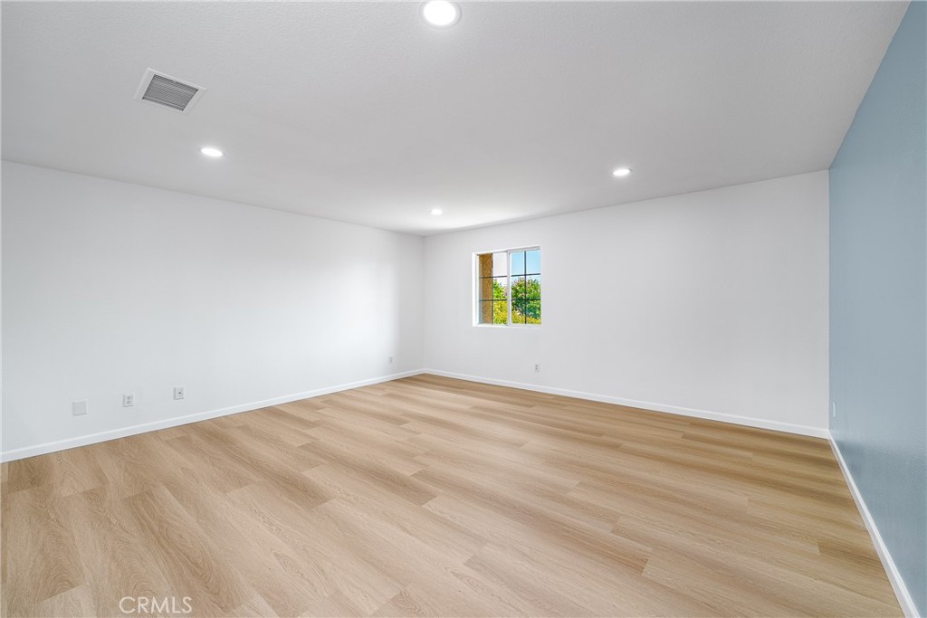 https://media.crmls.org/medias/e04c6c1e-aa1e-49d6-ab87-e7a30d3e2e5e.jpg?preset=X-Large