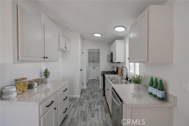 16307 Wimbleton Drive, Victorville CA: https://media.crmls.org/medias/e04dc12d-9c5b-4b29-aebf-251384f91d64.jpg