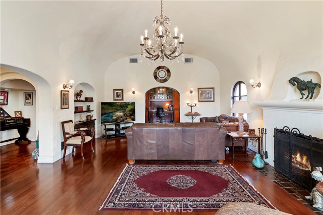 Image 23 of 73 For 4202 University