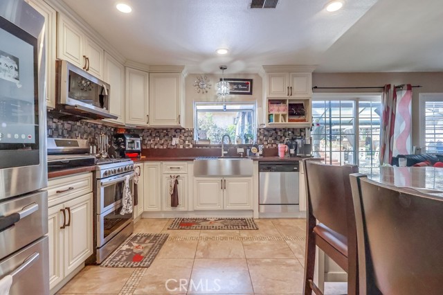 Detail Gallery Image 41 of 55 For 15915 Foothill Bld, Sylmar,  CA 91342 - 4 Beds | 3 Baths