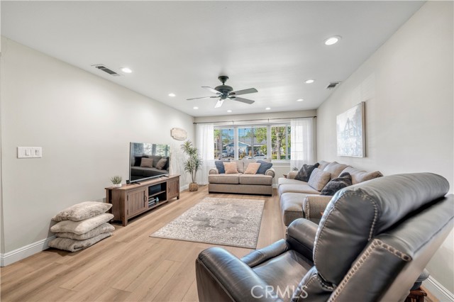 Detail Gallery Image 8 of 35 For 475 Termino, Corona,  CA 92879 - 4 Beds | 2 Baths