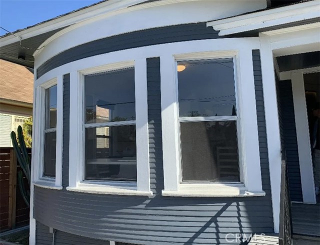 1356 W 30th Street, Los Angeles CA: https://media.crmls.org/medias/e05000c9-b90b-4536-a67d-ee98741a0a68.jpg
