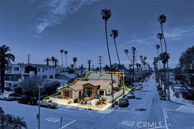 627 7th Street, Huntington Beach CA: https://media.crmls.org/medias/e0505efa-9809-4b83-8d65-99b8b27e3928.jpg