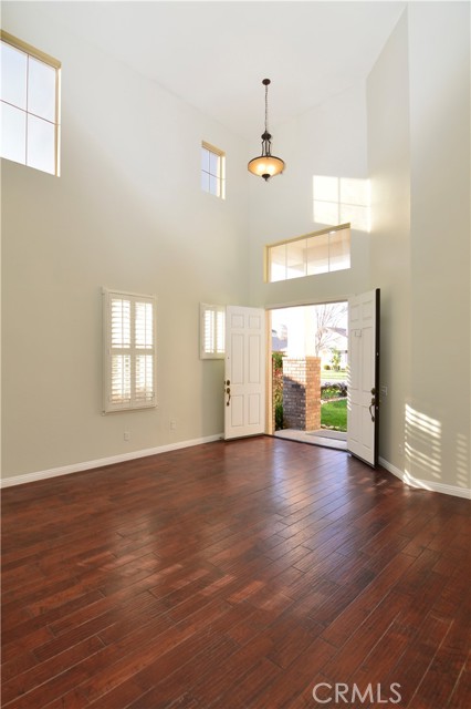 Detail Gallery Image 4 of 52 For 9595 Shadowgrove Dr, Rancho Cucamonga,  CA 91730 - 5 Beds | 3 Baths