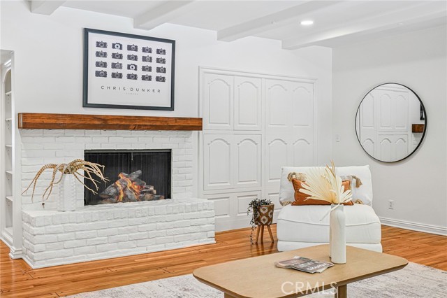 3975 Van Noord Avenue, Studio City CA: https://media.crmls.org/medias/e051f868-cbb1-40cb-91ea-883e06267464.jpg