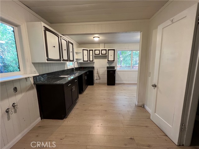 Detail Gallery Image 10 of 22 For 782 N Village, Crestline,  CA 92325 - 3 Beds | 1/1 Baths