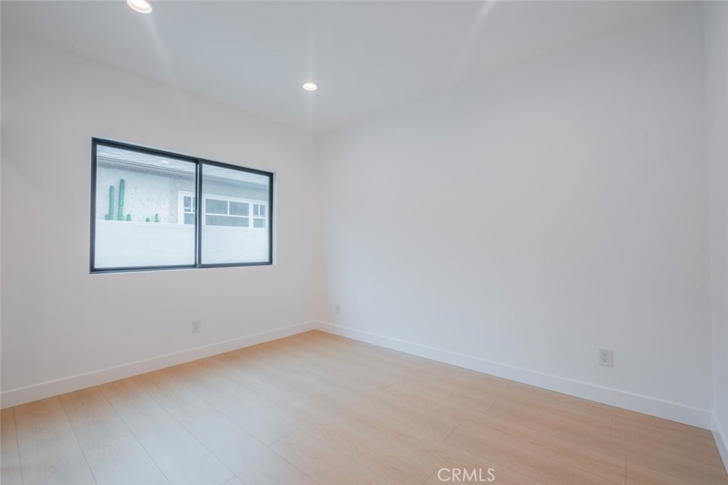 https://media.crmls.org/medias/e0544af6-24de-44ea-b075-dba9960591cd.jpg?preset=X-Large