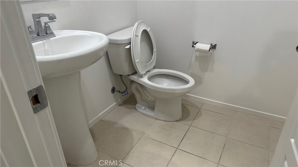 https://media.crmls.org/medias/e055640a-765e-4ef6-a93b-c9eec44c0369.jpg?preset=X-Large