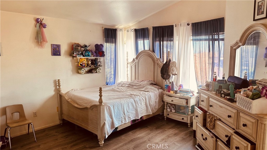 https://media.crmls.org/medias/e055a6b7-86cf-4a3e-b856-d1f5326a0e57.jpg?preset=X-Large