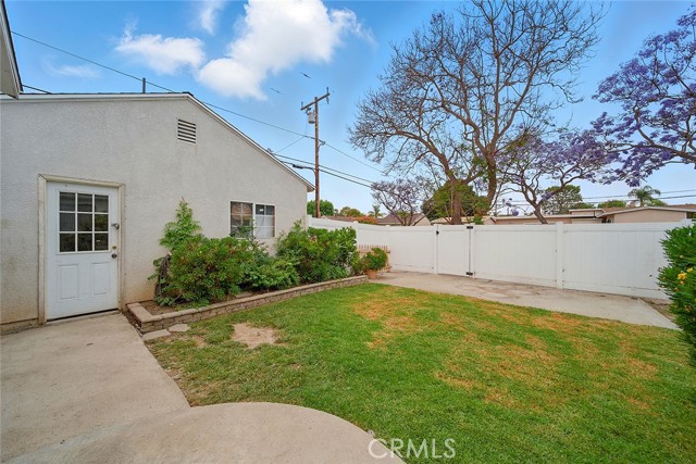1917 N Britton Drive, Long Beach CA: https://media.crmls.org/medias/e0563f1f-a30d-4281-bb15-2f2ad300d226.jpg