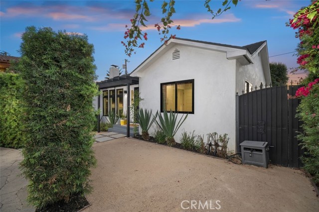 2329 Vineyard Avenue, Los Angeles CA: https://media.crmls.org/medias/e0566af1-9f44-4d3b-8aab-c2fa1a52411f.jpg