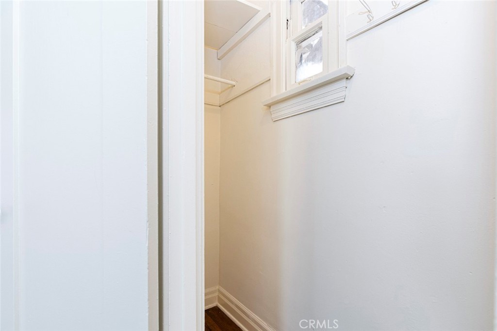 https://media.crmls.org/medias/e056a58c-22cf-4e63-af6f-e23f94b869ce.jpg?preset=X-Large