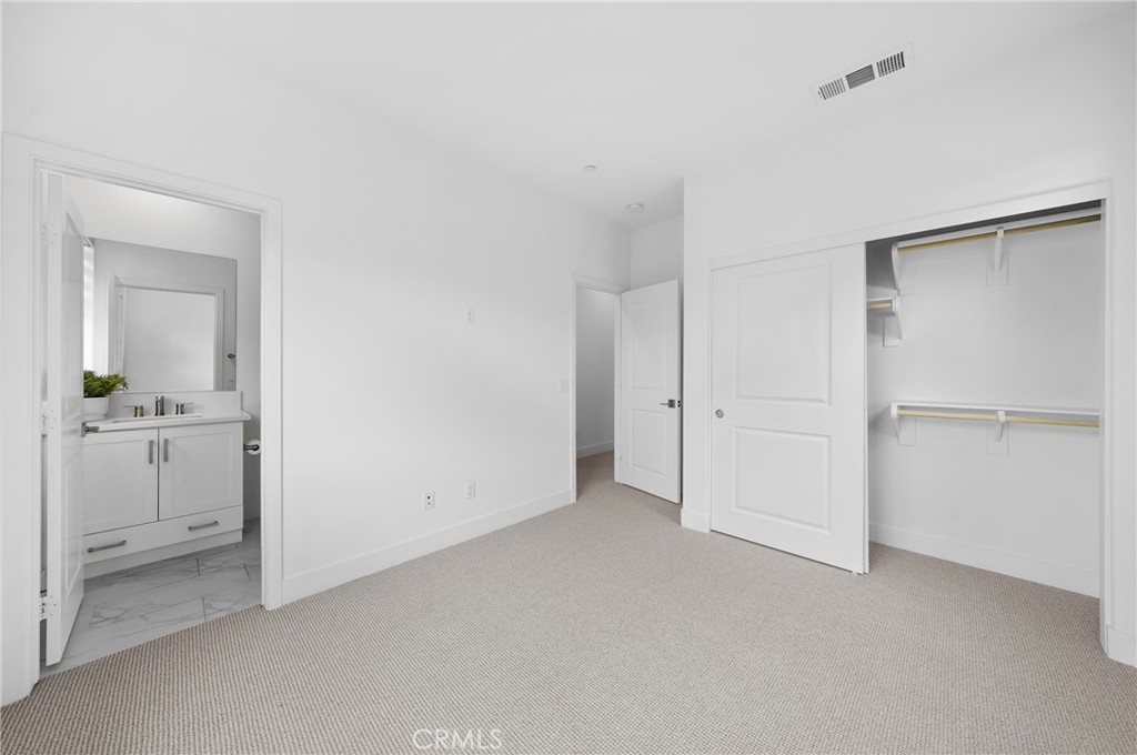 https://media.crmls.org/medias/e057f7c2-a693-4619-bd19-8f7bcd58749f.jpg?preset=X-Large