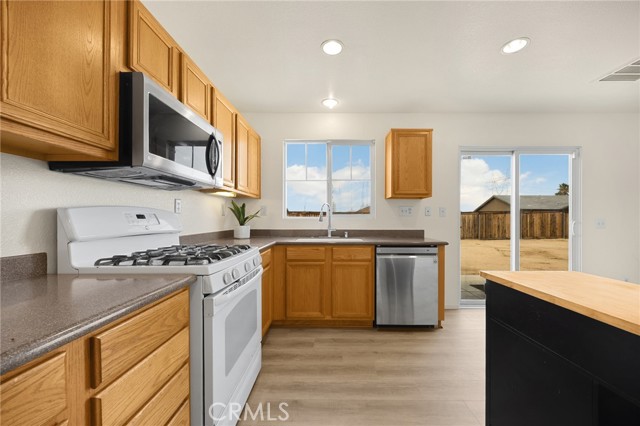 Detail Gallery Image 6 of 32 For 17024 Mastodon Pl, Victorville,  CA 92394 - 4 Beds | 2/1 Baths