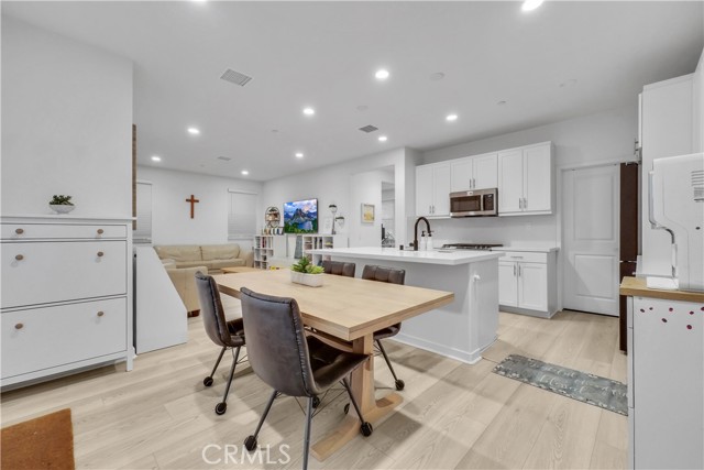 Detail Gallery Image 11 of 26 For 16272 Meadowhouse, Chino,  CA 91708 - 3 Beds | 3/1 Baths