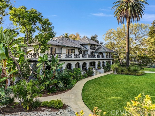 1215 Wentworth, Pasadena CA: https://media.crmls.org/medias/e059e6a9-1fa8-4368-80dd-80db152e081f.jpg