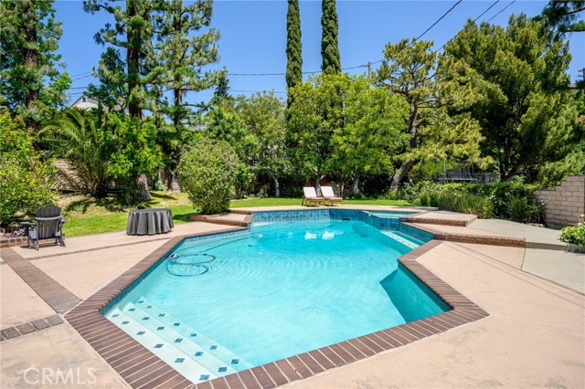 2305 Henrietta Avenue, La Crescenta CA: https://media.crmls.org/medias/e05c32a9-6673-4014-a771-b79aee85b91f.jpg
