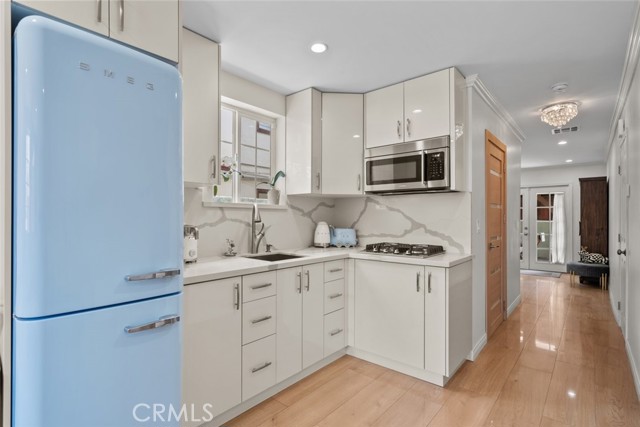13936 Magnolia Boulevard, Sherman Oaks CA: https://media.crmls.org/medias/e05d48c4-2432-4c33-a43e-bc0957acd9f8.jpg