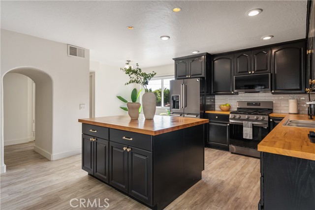 Detail Gallery Image 6 of 10 For 23413 Oxnard St, Woodland Hills,  CA 91367 - 4 Beds | 3 Baths