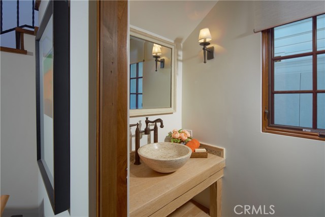 235 Poppy Avenue, Corona del Mar CA: https://media.crmls.org/medias/e05e9966-44cd-4092-b506-268563a5c3e4.jpg