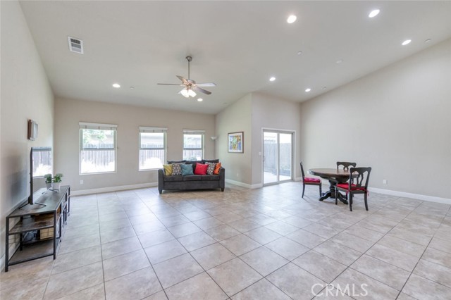 Detail Gallery Image 3 of 33 For 6808 W Lucas Dr, Fresno,  CA 93722 - 3 Beds | 2 Baths