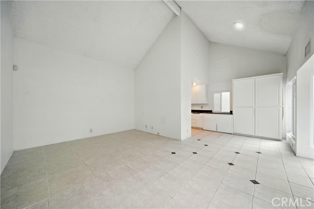 75 Willow Tree Lane, Irvine CA: https://media.crmls.org/medias/e05ffb8c-2f02-4c01-afdf-be2ca7efe857.jpg