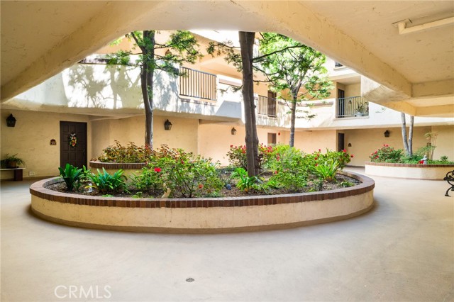 Detail Gallery Image 4 of 39 For 534 S Oak Knoll Ave #103,  Pasadena,  CA 91101 - 2 Beds | 2 Baths