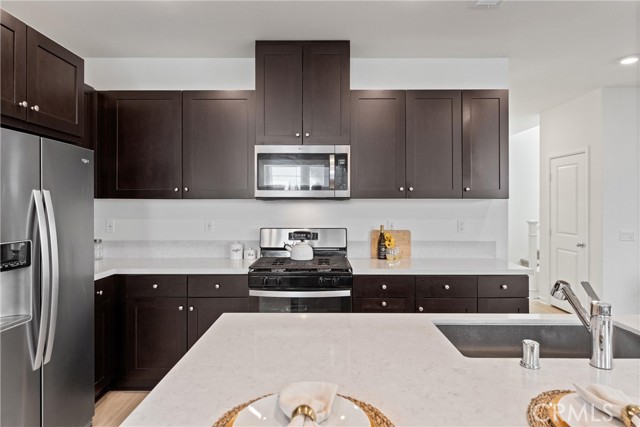 Detail Gallery Image 13 of 49 For 4010 Summer Way, Corona,  CA 92883 - 4 Beds | 3 Baths