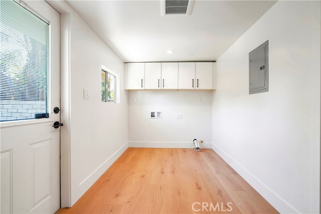 Detail Gallery Image 12 of 51 For 18324 Sylvan St, Tarzana,  CA 91335 - 4 Beds | 2 Baths