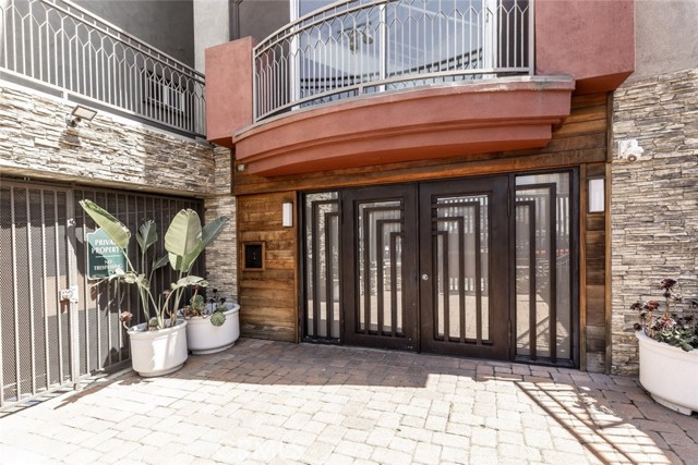 11124 Burbank Boulevard, North Hollywood CA: https://media.crmls.org/medias/e065d2cf-a554-43da-a433-6459f527dc21.jpg