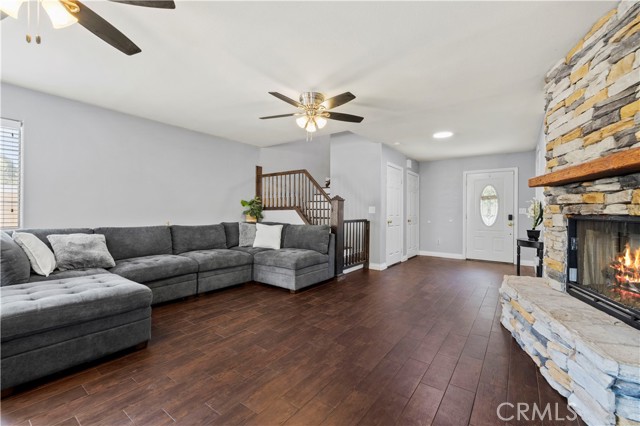 30045 Marvin Avenue, Castaic CA: https://media.crmls.org/medias/e0667f37-90cc-4779-9e7f-ff60e8aae8cd.jpg