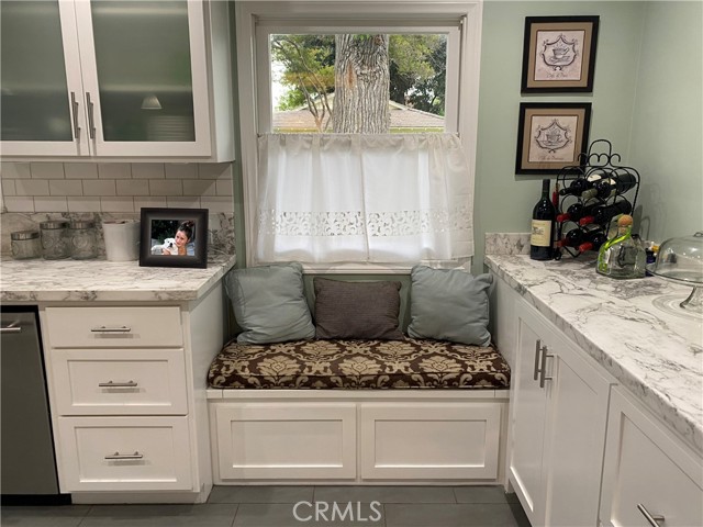 4125 Bakman Avenue, Studio City CA: https://media.crmls.org/medias/e068a365-9173-486a-a144-0a761bae0ebd.jpg
