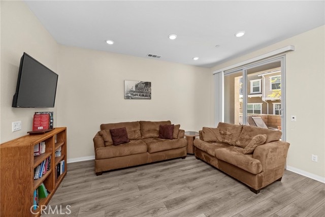 Detail Gallery Image 12 of 27 For 22886 Concord, Saugus,  CA 91350 - 2 Beds | 2/1 Baths