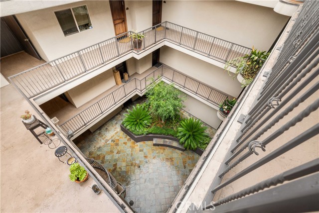 Detail Gallery Image 11 of 53 For 11218 Camarillo St #404,  Toluca Lake,  CA 91602 - 3 Beds | 3 Baths