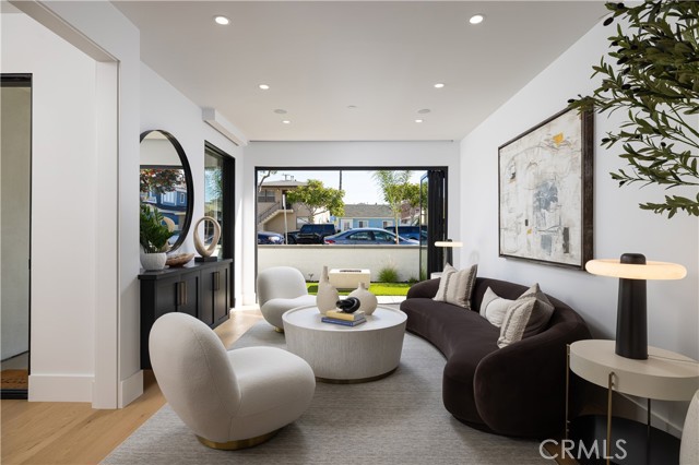1315 Ocean Avenue, Seal Beach CA: https://media.crmls.org/medias/e06a1ce4-5fa7-4ab7-aa46-c597b467c70a.jpg