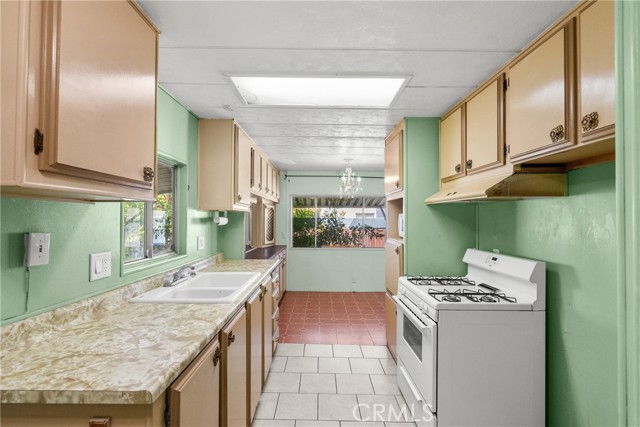 21001 Plummer Street, Chatsworth CA: https://media.crmls.org/medias/e06db8bc-b56b-4bf8-922e-1d1c3d91e27e.jpg
