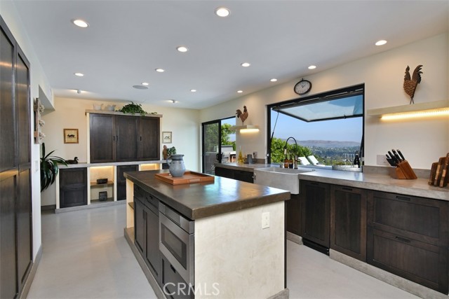 Detail Gallery Image 12 of 41 For 6100 Maury Ave, Woodland Hills,  CA 91367 - 4 Beds | 2/1 Baths