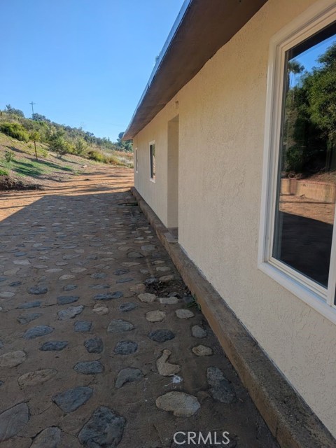 4287 Rosa Rancho Lane, Fallbrook CA: https://media.crmls.org/medias/e070c962-d2d7-4641-a0e0-76dfbb2e80be.jpg