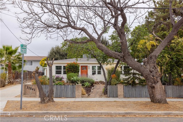 Detail Gallery Image 2 of 38 For 17541 Kingsbury St, Granada Hills,  CA 91344 - 3 Beds | 2 Baths