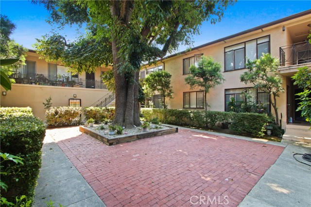 1118 S Fairfax Avenue, Los Angeles CA: https://media.crmls.org/medias/e0732847-e6ff-4ff1-a70a-463f40c8ca5f.jpg