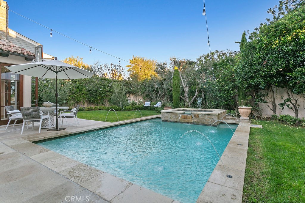 https://media.crmls.org/medias/e0746099-c3b0-4ece-bf9a-527cff472341.jpg?preset=X-Large