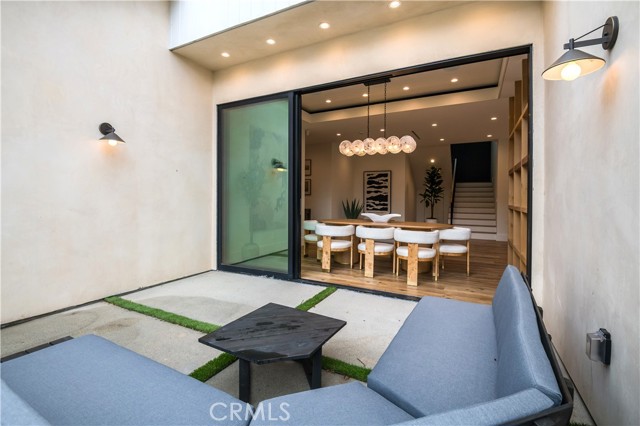 Detail Gallery Image 13 of 54 For 5929 Melvin Ave, Tarzana,  CA 91356 - 5 Beds | 6 Baths